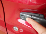 リクエストスイッチで開け閉めがラクラクです!お買いもの袋や荷物などを持っている時に重宝しますよ^^