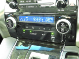 運転席・助手席・独立型オートエアコン。運転席と助手席で別々の温度設定ができ快適なドライブが楽しめます!高級グレードの証ですね!
