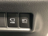 オートマチックハイビームとは、先行車や対向車のライトを認識し、ハイビームとロービームを自動で切り替える機能です。夜道の視界を確保します。詳細は販売店スタッフまでおたずねください。