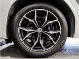 【BMWアロイホイル】軽量かつ強度に拘ったアロイホイル。走行性能ポテンシャルを引き出す設計。車の足元を引き締めてくれる大きなポイントはアロイホイルです。