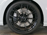 足元には純正19インチの大口径アルミ
