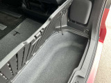 床下に大きな収納ボックスを装備。9インチゴルフバッグ、B型ベビーカーをはじめ、リッドを外せば背が高い荷物も収納可能です。