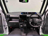 360&deg;UV&IRカット機能ガラス採用。見易い計器類と運転し易いレイアウトのドライビングポジションは、極細Aピラーの採用で視角も少なく前方&左右の見切りが良く安心して運転できます。
