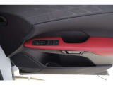 e-latch  降車時に後方から車が近づいている時はドアを開かないようにする安心機能。