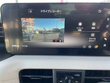 【ドライブレコーダー】純正ナビと連動し、録画映像をナビ画面でそのまま再生できます。操作が直感的で使いやすく、トラブル時の状況確認もスムーズ。車両システムとの相性も良く、安心感と利便性を高める装備です。