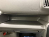 【インパネトレー】財布やスマートフォン等が置けます。