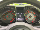 左右のメーターと中央の表示部に情報がまとまり、運転中も必要な表示を確認しやすい配置です。文字や目盛りが見やすく、日常の運転を支える実用的な計器まわりです。