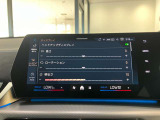 【ヘッドアップディスプレイ】現在の車速表示や目的地へのルート案内やメディア関連のリストを表示する事が可能です。視線移動を減らす事によりドライブに集中して頂けます。