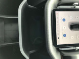 グローブボックスはナビパネル下部に備わっており小物類を収納できます