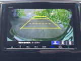 後方の映像にガイドラインが表示され、駐車時に車両と周囲との位置関係を確認する目安になります。画面を補助として活用でき、後退時の確認をサポート。周囲を直接確かめながら駐車したい場面で便利な装備です。