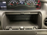 【インパネアッパーボックス】運転席前にはスマートフォンや財布などを収納ができます。