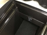 センターコンソールボックス内には、ディスプレイオーディオ用USB入力端子が設置されています。