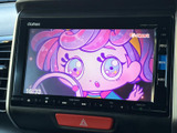 画面にテレビ映像が表示され、停車中の休憩時間などに視聴を楽しめます。画面の表示が見やすく、待ち時間を過ごす際にも便利な装備です。お出かけ先でのひと休みにも活用いただけます。