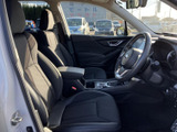 運転席と助手席に加え、センターコンソールもすっきりまとまり、前席で過ごす時間に落ち着きをもたらします。窓からの視界も広がり、乗り降りしやすい空間です。