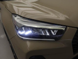 LEDヘッドライト 白く明るい光で夜間走行の安心感を高めます。カスタムグレードは、乗車人数や荷物の量に応じて、照射軸の上下方向を自動調節するオートレベリング機能付です。