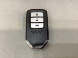 スマートキーを装備しています。鍵を差し込むことなくドアロックの開け閉めと、スタートボタン操作でのエンジンスタートができます。ボタン操作でトランクが開けられるトランクオープナーもついています。