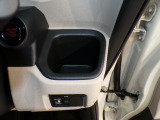 運転席の届きやすいところにドリンクホルダーがついています。視線をそらすことなく手に取れるので運転に集中できて安心ですね。