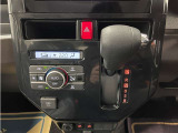 操作しやすいATシフトです♪シフトチェンジを気にしなくていいので運転だけに集中できますね!自然と手に届くところにある、手になじむ形状のシフトノブがいいですね♪