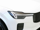 ボルボを象徴する「トールハンマー」デザインのT字型LEDヘッドライト。マトリックスLED技術により、遠くまでしっかりと照らしながら、周囲の状況に合わせてスムーズに配光をコントロールします。
