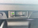 ETCユニットはグローブボックスの中に装着されています。こちらの車両はDSRC(ETC 2.0)に対応していますので、渋滞情報などリアルタイムでナビに反映されます