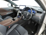 高級感のある美しいインテリアデザインの運転席です。