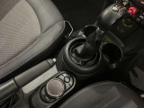 手元でスマートに操作。運転姿勢を崩さず、ディスプレイを快適にコントロールできます。