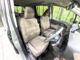 運転席シート廻りは使用感も少なく、良好な状態となっています。前オーナー様が丁寧に使っていたことがよくわかりますね。