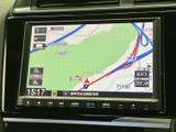 鮮明な地図表示で、運転中のルート確認が容易。安全運転をサポートする機能が充実しています。
