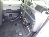 ◆チップアップ&ダイブダウン機構付【ULTR SEAT】は後席座面を左右分割で跳ね上げることができます。トランクで積載できない背の高い荷物をラクラク収納できます。ホンダ車ならではの人気装備です。