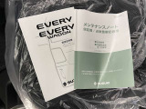 メンテナンスノート、取扱説明書です。 その車の整備記録が事細やかに記録されています。 車が生まれてから今までどのような道を歩んできたのか判るとても重要な物ですよ。