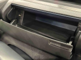 小物が収納できる運転席側インパネアッパーボックス。 ボックス内にはUSBソケットが一口。