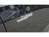 フロントフェンダー部には、電動式のターボチャージャーを搭載することを示す「ELECTRIFIED TURBO」エンブレムが装着される。