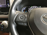 ステアリングスイッチでハンドルから手を離さなくても、音量やチャンネルなどの調整ができて安全です。
