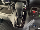 CVT車のセレクトレバーです。低速から高速まで、変速ショックのないスムーズな走りを実現するとともに、エンジン効率のよい領域を維持することで燃費にも貢献します。
