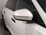 【BMWミラー】視認性の高いスタイリッシュなミラー。自動防眩機能も付いており夜間のドライビングをサポートします。