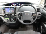 フロントSRSエアバッグは車両前方から乗員が重大な傷害を受けるおそれのある大きな衝撃を受けた場合に作動し、シートベルトが身体を拘束する働きと併せて前席乗員の頭部や胸部などへの衝撃をやわらげる装置です。
