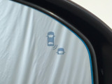 ★ブラインドスポットインフォメーション★走行中、斜め後ろに車両が存在すると、その方向のドアミラー上のマークが点灯。さらにその方向にウインカーを操作すると、マークの点滅と警報音で注意を促します