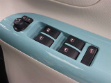 運転席からも操作可能な全席パワーウィンドウが装備されています。