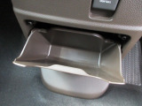 運転席からも助手席からも使いやすい位置に小物入れを配置しています。