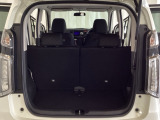 開口部も広く荷物の積み下ろしもしやすいお車となっております。シートを前方にスライドさせれば、さらに荷室を広げられます。また、床下にも収納スペースがあります。