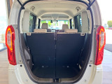 【カーゴスペース】開口部が広く荷物の出し入れがしやすく、シートを倒せばさらに広く使えます。