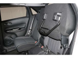 後席の座面をはねあげると、背の高い荷物も、横にせずそのまま積み込めます。もちろん左右片側だけのアレンジも可能です!