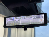 車両後方のカメラ映像を映し出すインテリジェント ルームミラー。後席の乗員や荷物で視界が遮られることなく、常にクリアな後方確認が可能です。