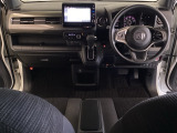 車内は光触媒抗菌消臭施工済です。インパネ周りはスタイリッシュなデザインで機能や装備も充実しています。グローブボックスやカップホルダーのほかにトレーなどたくさんの収納スペースが付いています。