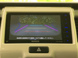 後方の映像とガイドラインを画面で確認でき、駐車時の周囲確認をサポートします。目視もあわせて行いながら、車庫入れや後退時に活用できる便利な装備です。