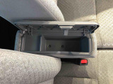センターアームレスト付きで運転中も腕が楽々!