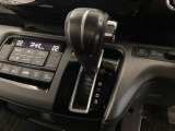 CVT車のセレクトレバーです。低速から高速まで、変速ショックのないスムーズな走りを実現するとともに、エンジン効率のよい領域を維持することで燃費にも貢献します。