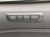 3つまでシートポジションを登録することが可能です。家族やオーナー以外が乗った後でも、細かいシートポジションのセットは不要です。高級車ならではの装備ですね。