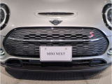 MINIのフロントグリルのデザインはイギリスで生まれた当初から、シルバーのサイドバーが折り重なった伝統的なデザインで御座います。その伝統はBMWのお車になってからでも少しずつ形を変えて守られております