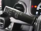 ◆ワイパー・ウォッシャースイッチ◆ワイパーは雨量に応じて切り替え可能なスイッチがついており、ウォッシャースイッチは手前に引くと噴射してフロントガラスを綺麗にしてくれます。